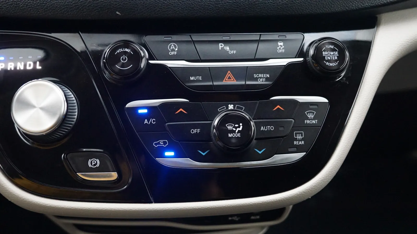 Chrysler Pacifica photo 17