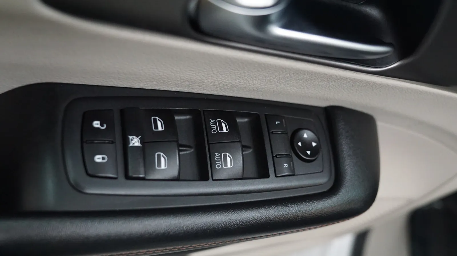 Chrysler Pacifica photo 18