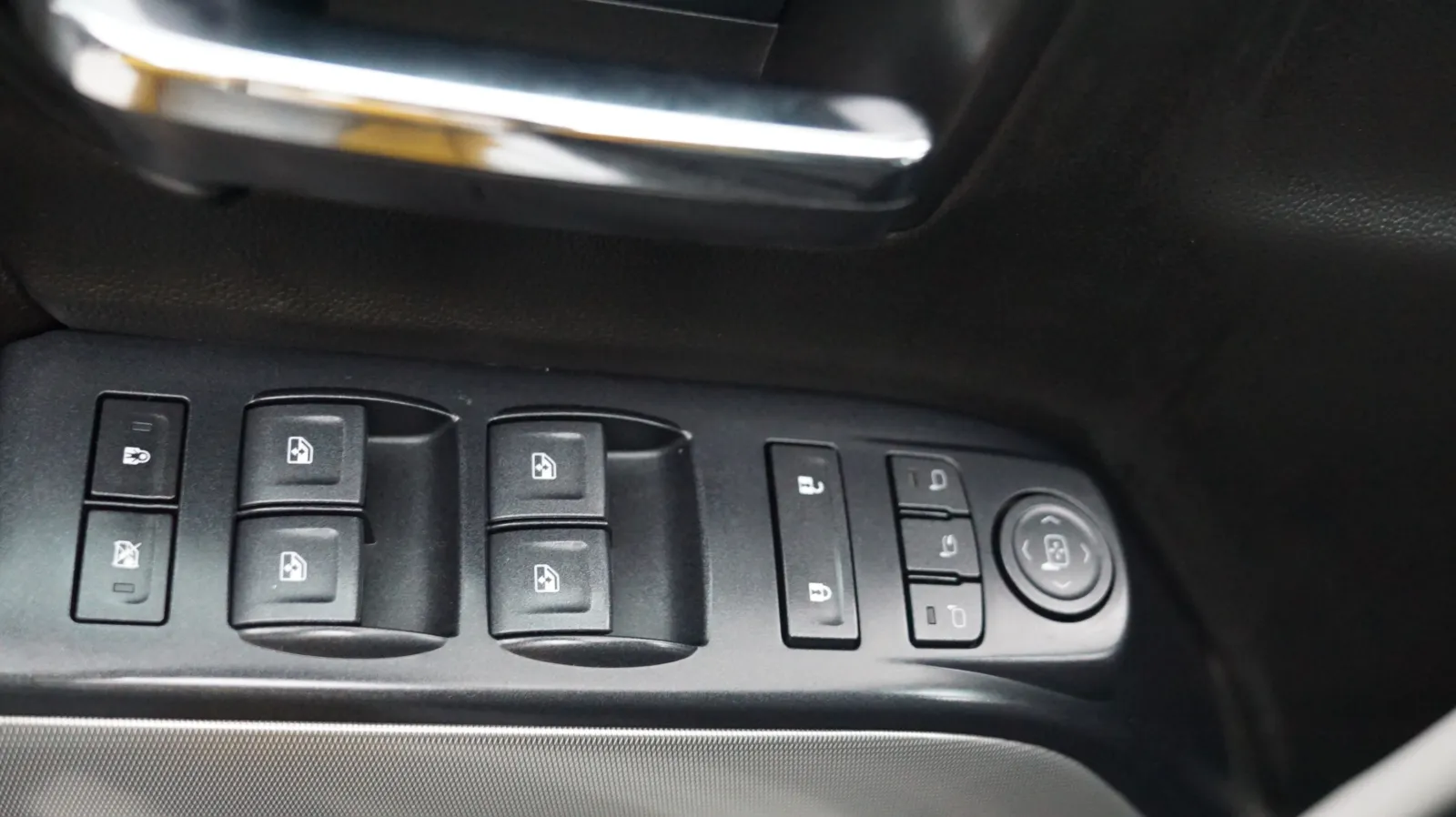 Chevrolet Silverado photo 17