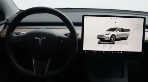 More photos of 2023 Tesla Model Y Long Range at Auto City, CA