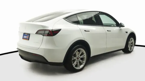 More photos of 2023 Tesla Model Y Long Range at Auto City, CA