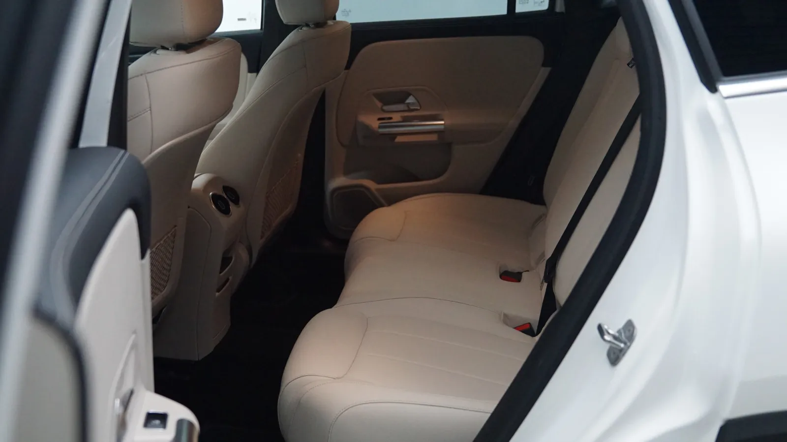 Mercedes-Benz GLA photo 12