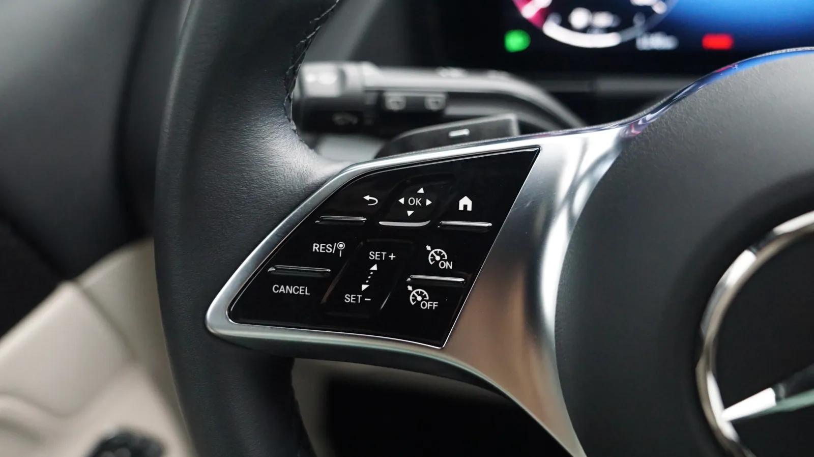 Mercedes-Benz GLA photo 14