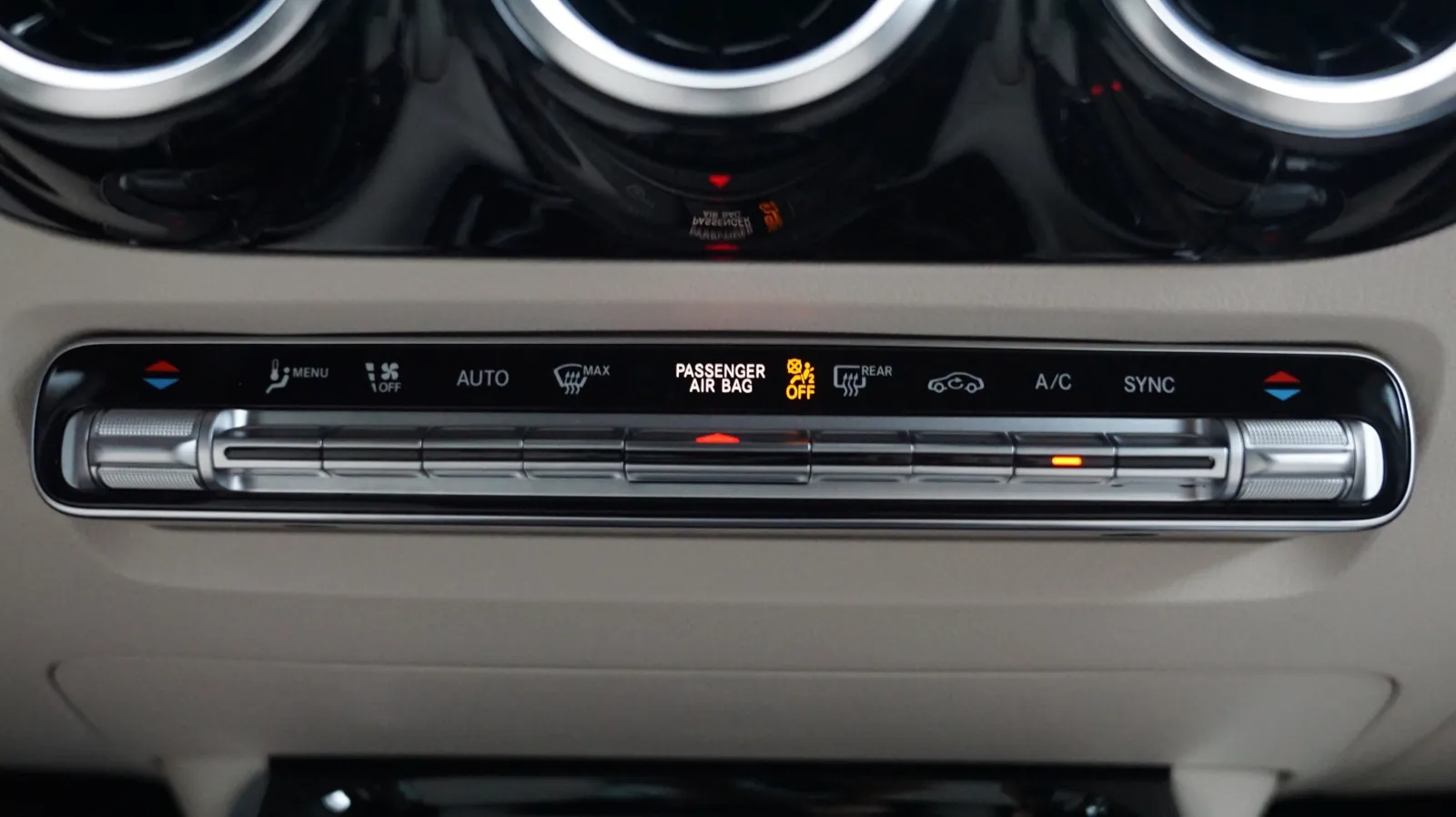 Mercedes-Benz GLA photo 17