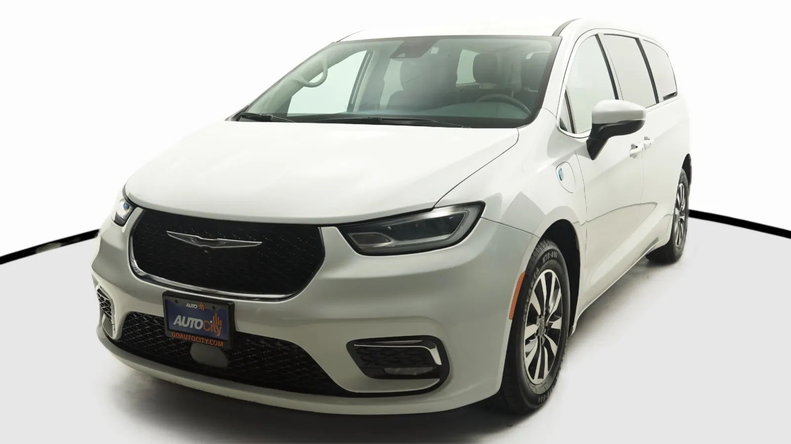 White 2023 Chrysler Pacifica Hybrid Touring L for sale in El Cajon, CA