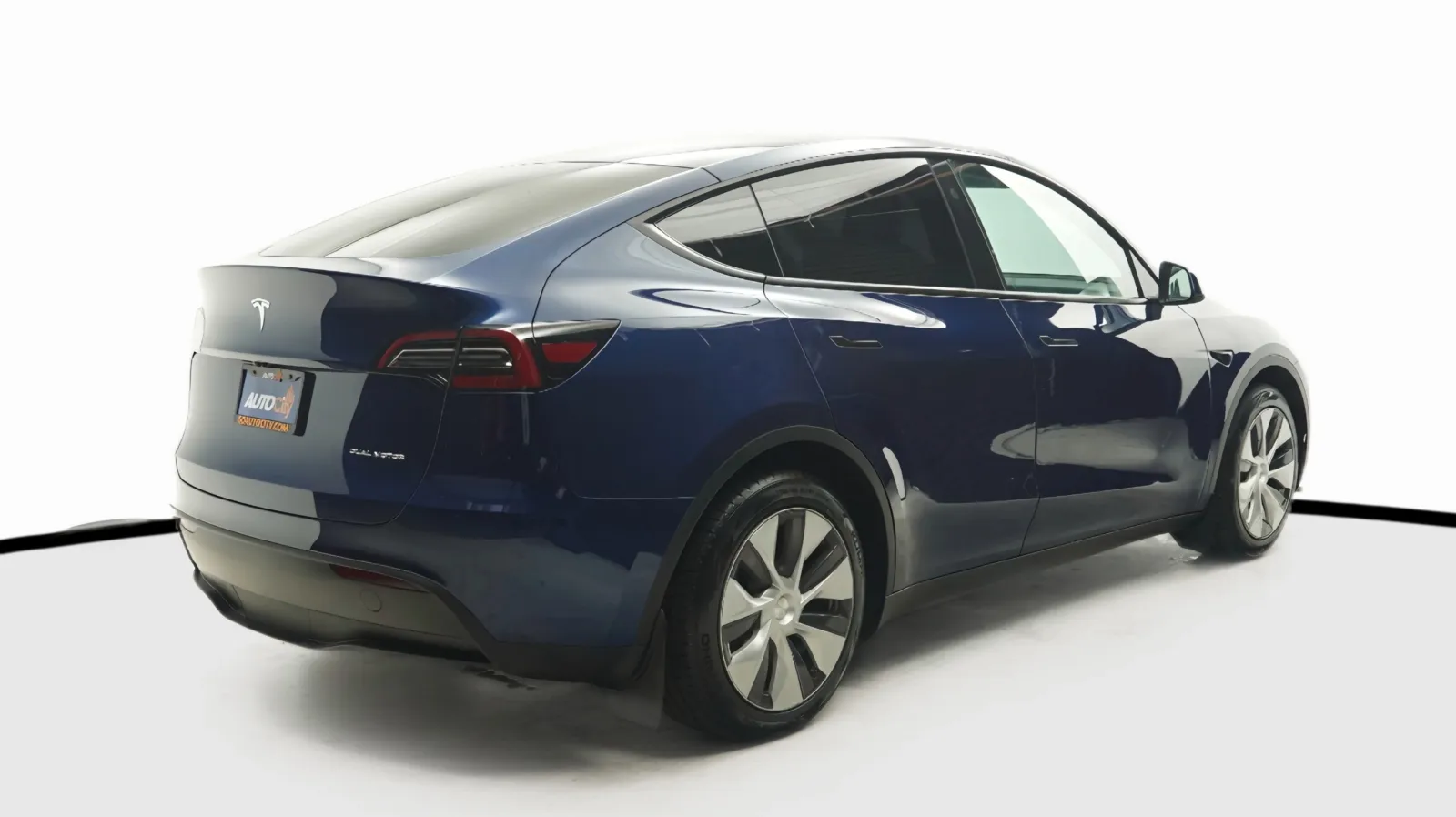 More photos of 2023 Tesla Model Y Long Range at Auto City, CA