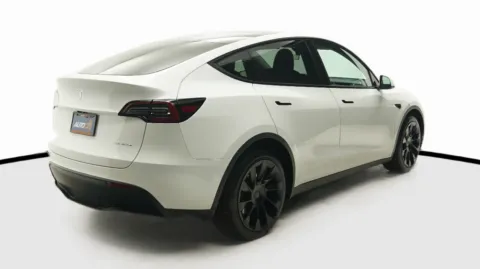 More photos of 2024 Tesla Model Y Long Range at Auto City, CA