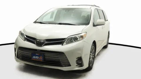 White 2018 Toyota Sienna XLE for sale in El Cajon, CA