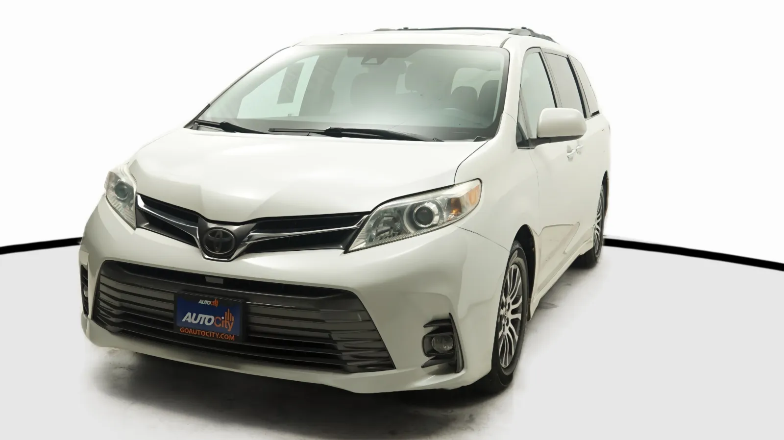 White 2018 Toyota Sienna XLE for sale in El Cajon, CA