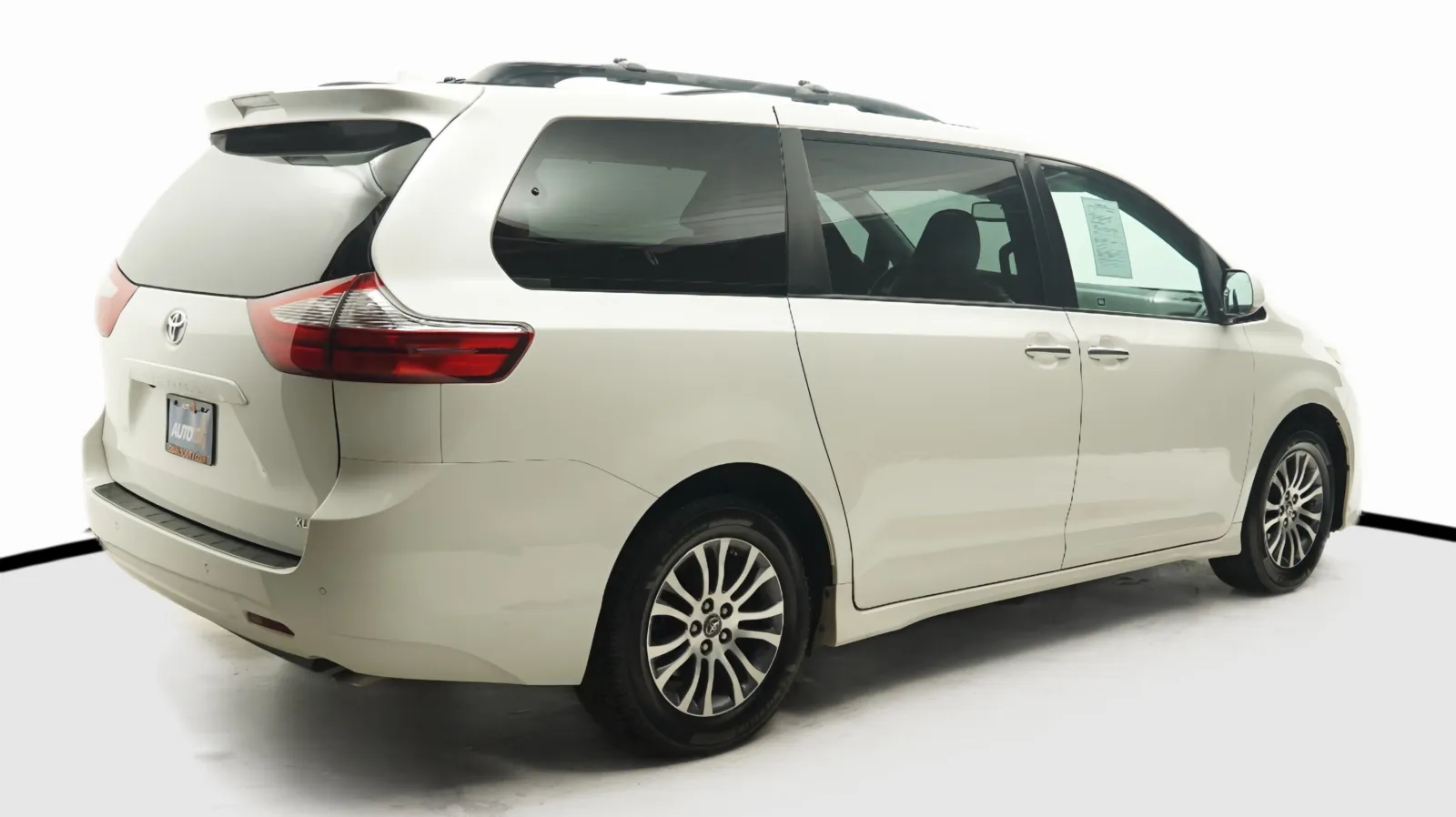 More photos of 2018 Toyota Sienna XLE at Auto City, CA