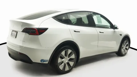 More photos of 2021 Tesla Model Y Long Range at Auto City, CA