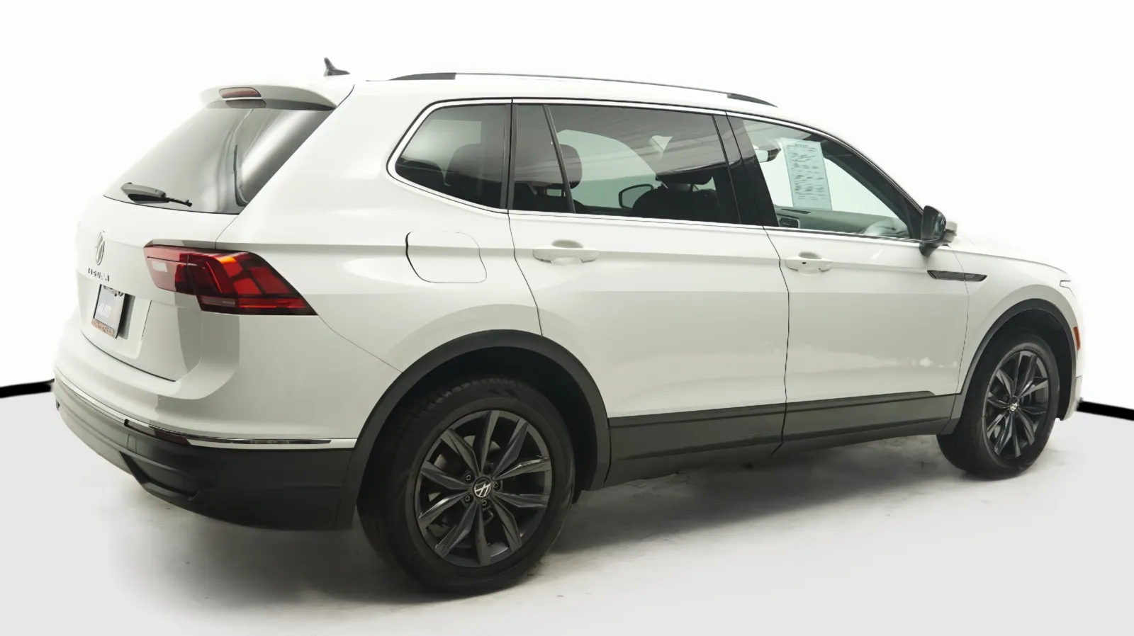 More photos of 2022 Volkswagen Tiguan SE at Auto City, CA