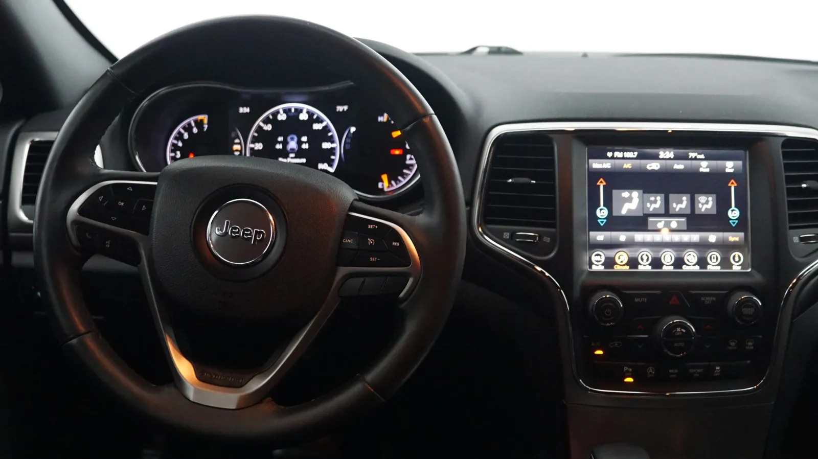 More photos of 2018 Jeep Grand Cherokee Altitude at Auto City, CA