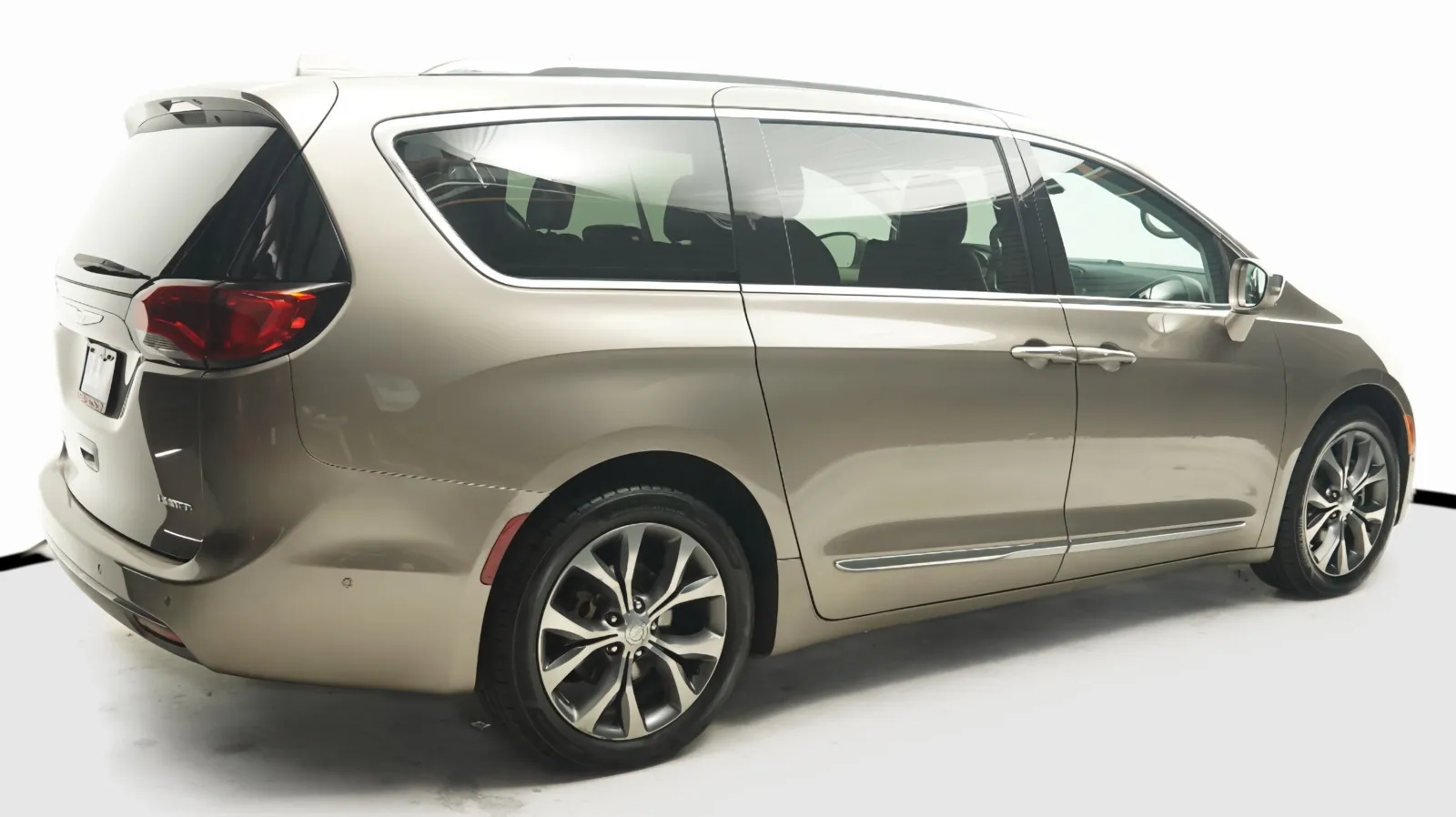 More photos of 2017 Chrysler Pacifica Limited at Auto City, CA