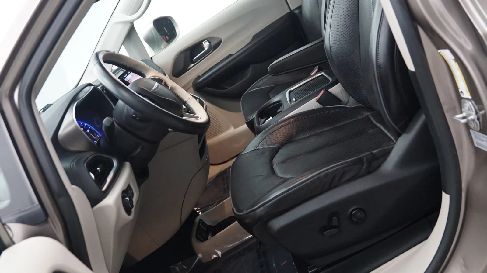 Chrysler Pacifica photo 7