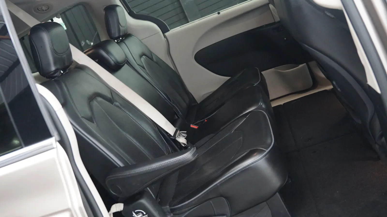 Chrysler Pacifica photo 11