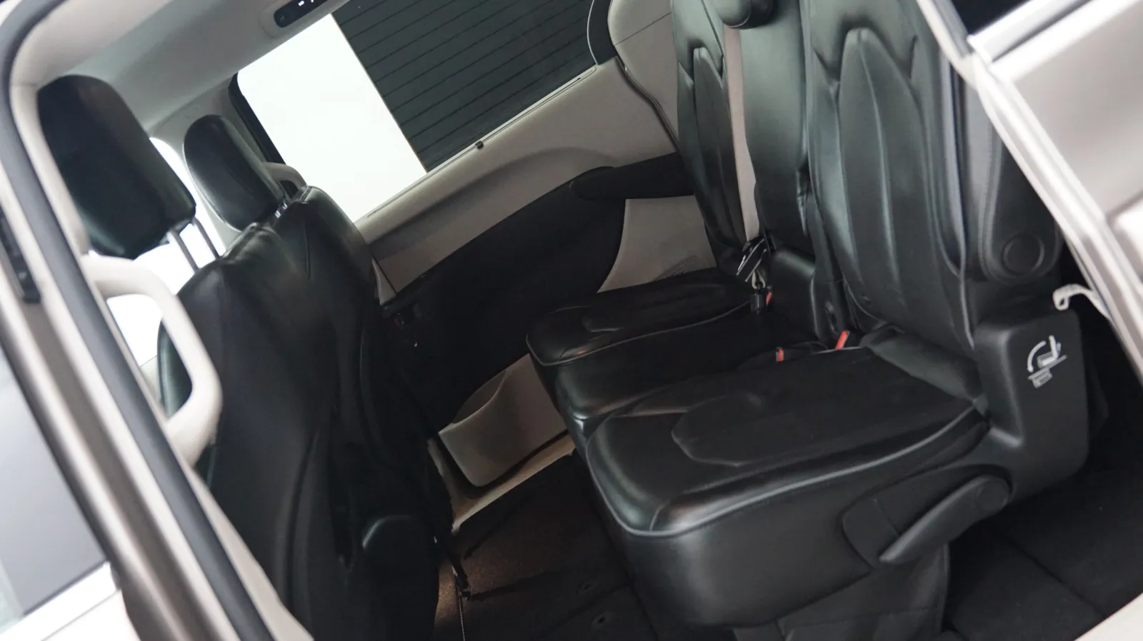 Chrysler Pacifica photo 12