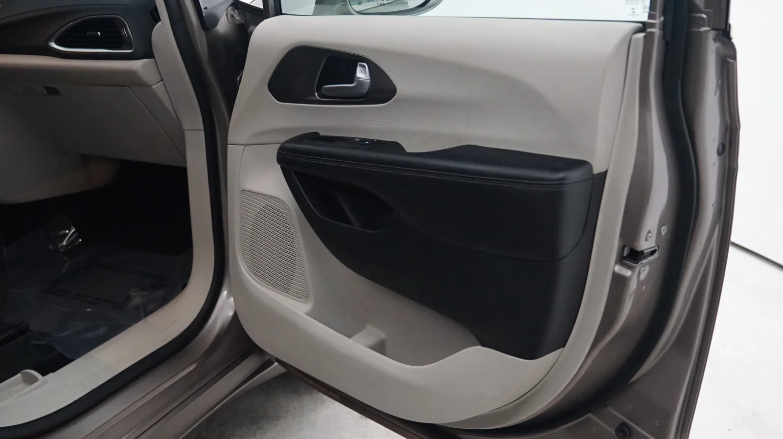 Chrysler Pacifica photo 15