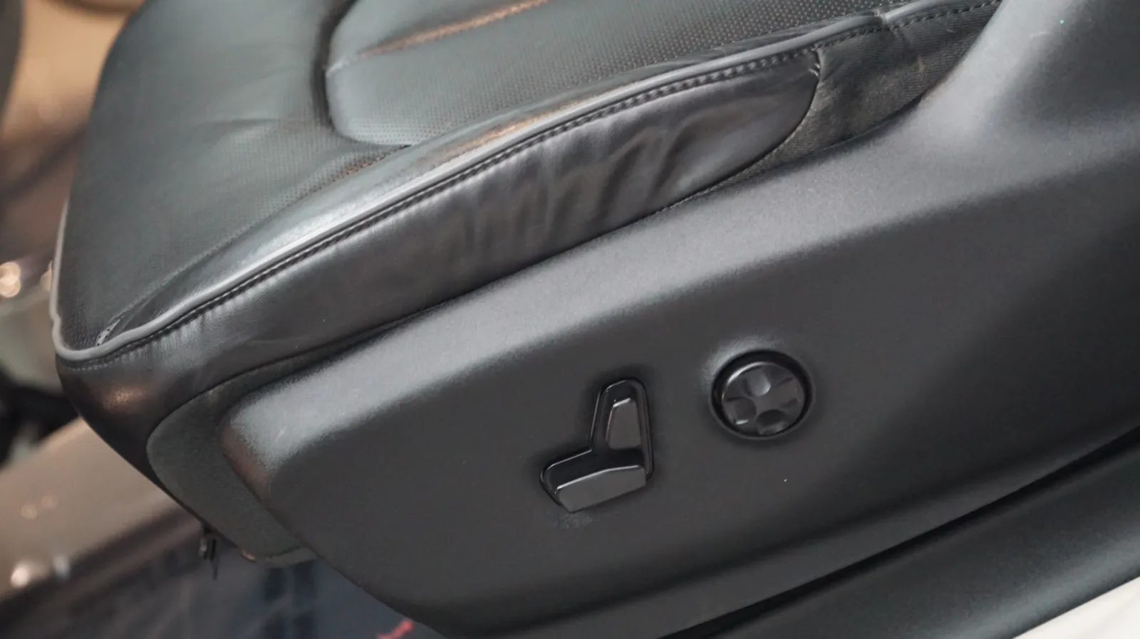 Chrysler Pacifica photo 16
