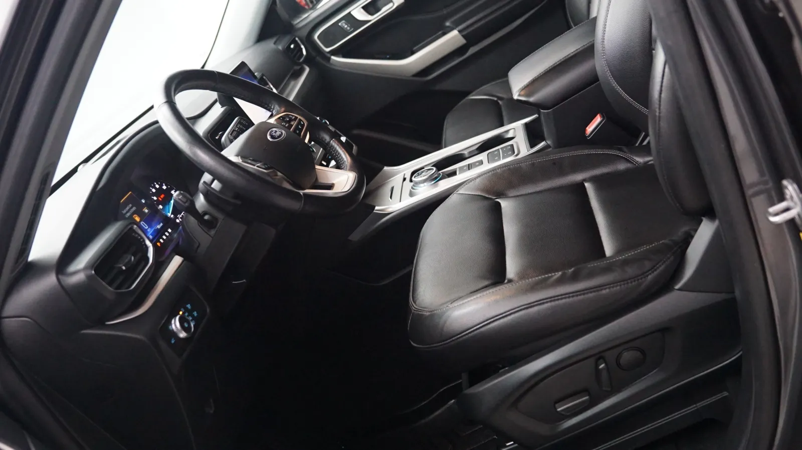 Ford Explorer photo 7