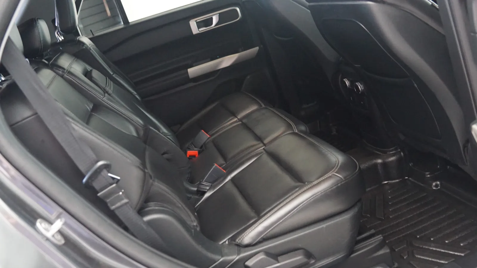 Ford Explorer photo 11
