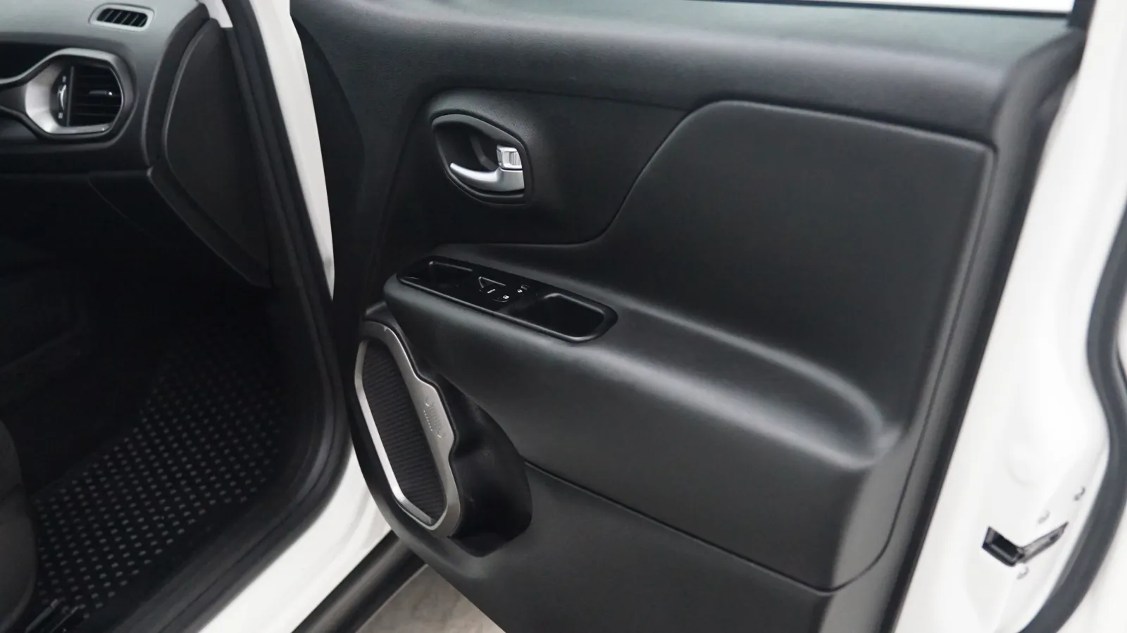 Jeep Renegade photo 14