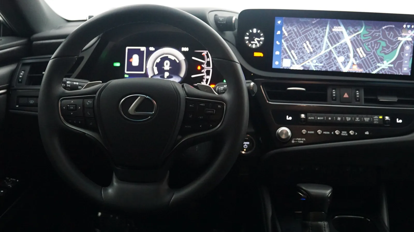 More photos of 2024 Lexus ES 300h at Auto City, CA