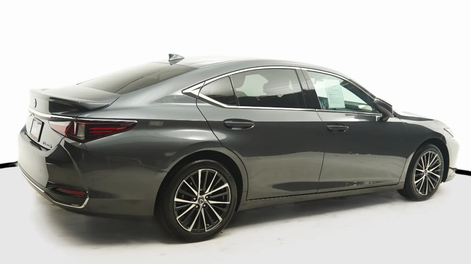 More photos of 2024 Lexus ES 300h at Auto City, CA