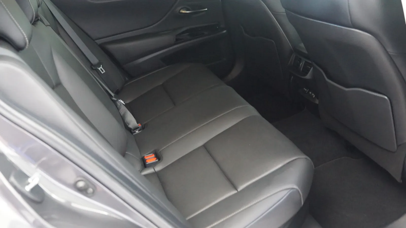 Lexus ES photo 11