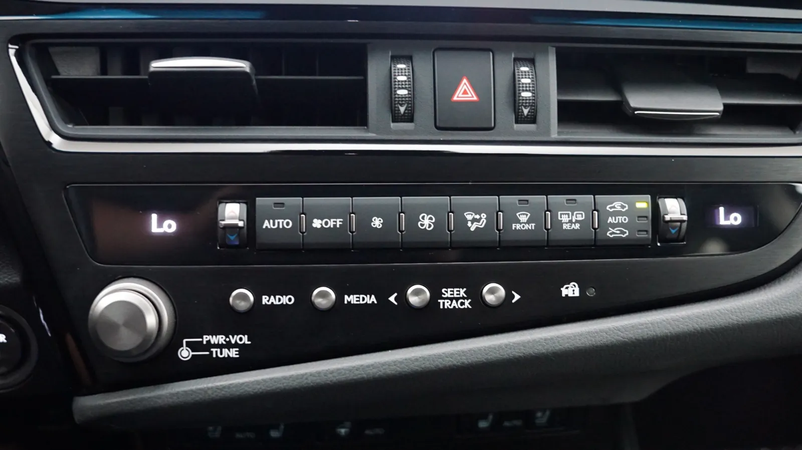 Lexus ES photo 19