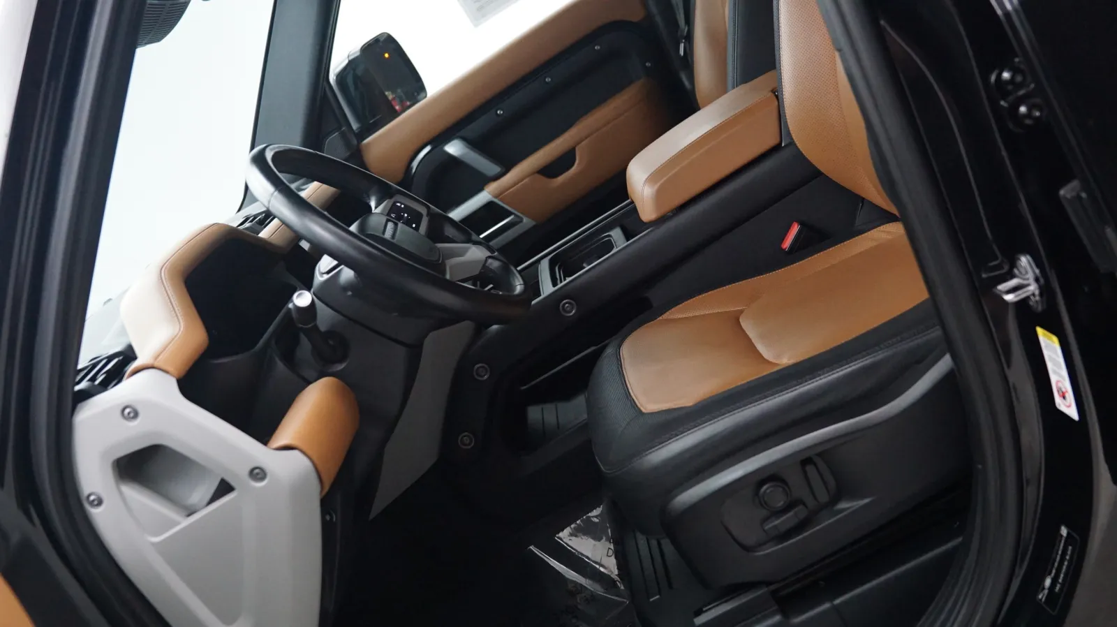 Land Rover Defender photo 7