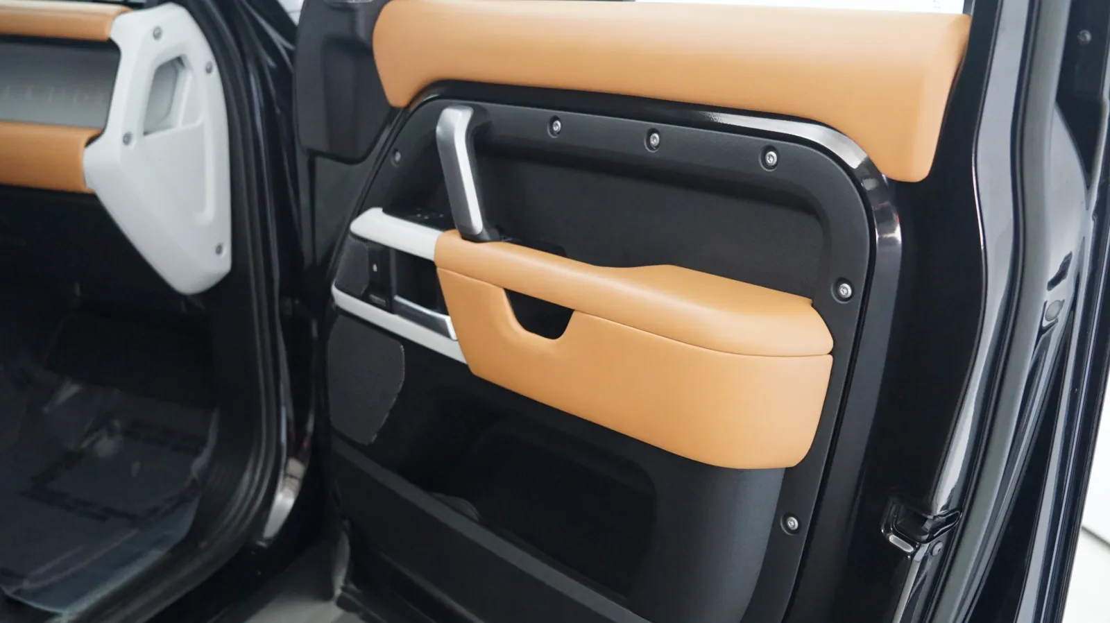 Land Rover Defender photo 15