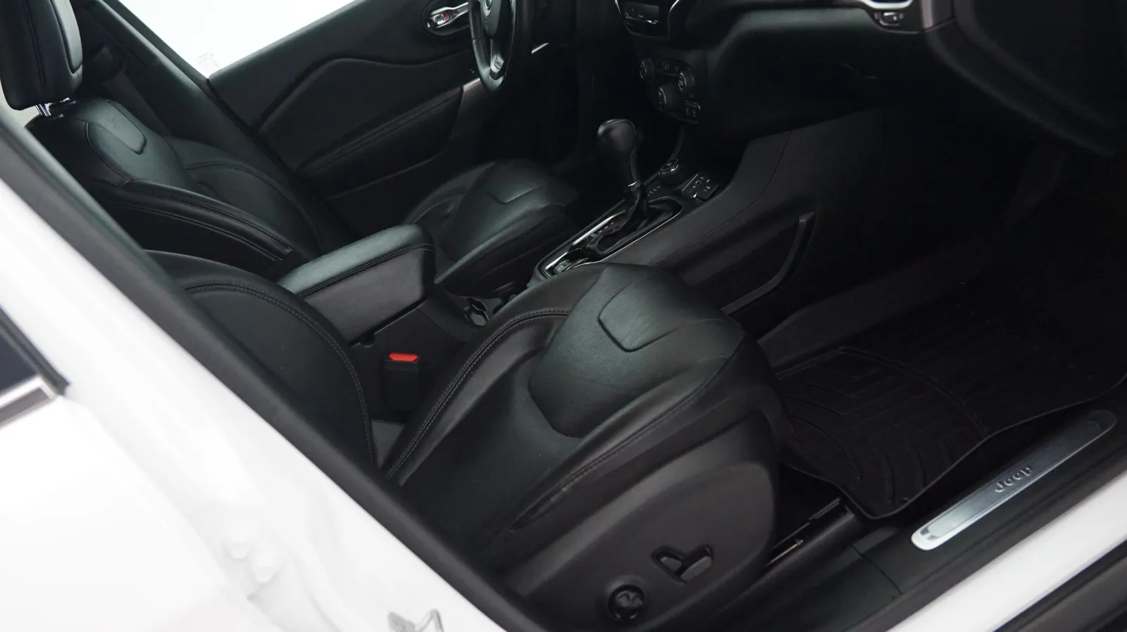 Jeep Cherokee photo 6
