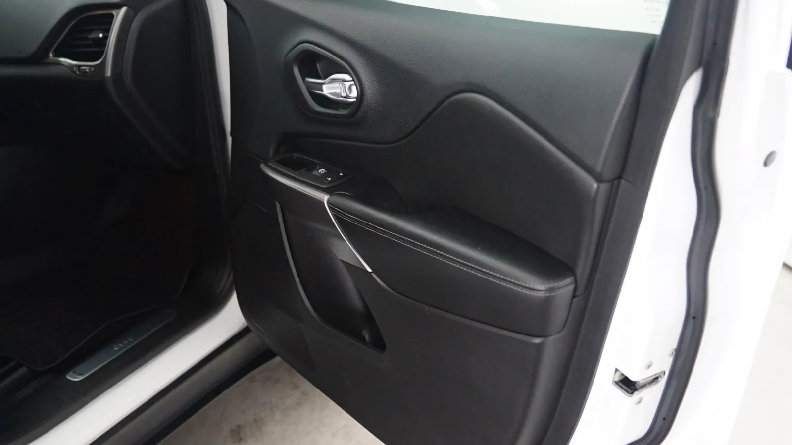 Jeep Cherokee photo 14