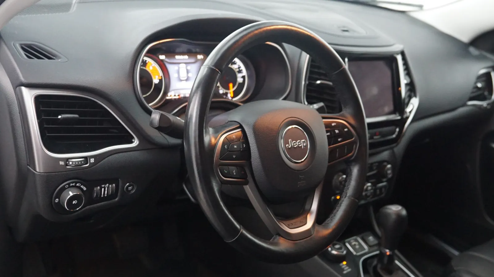 Jeep Cherokee photo 17