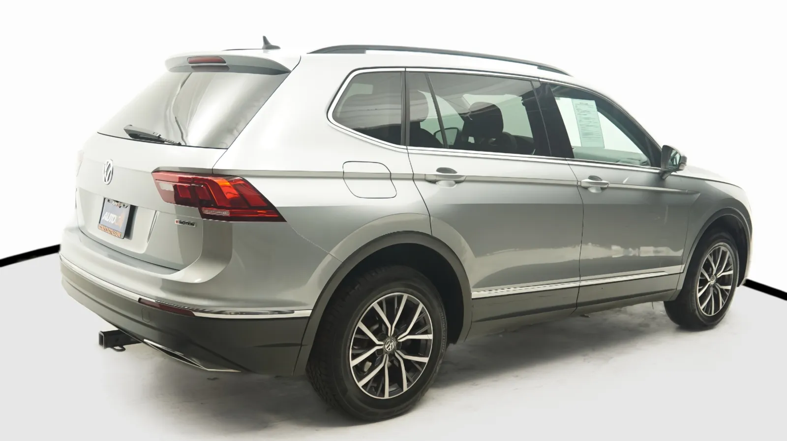 More photos of 2020 Volkswagen Tiguan SE at Auto City, CA