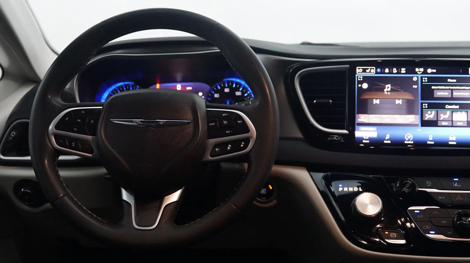 More photos of 2022 Chrysler Pacifica Touring L at Auto City, CA