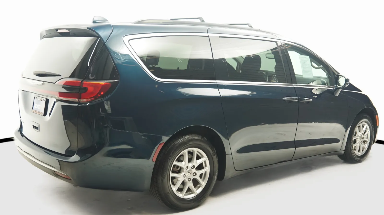 More photos of 2022 Chrysler Pacifica Touring L at Auto City, CA