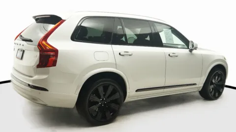 More photos of 2022 Volvo XC90 Recharge Plug-In Hybrid Inscription at Auto City, CA