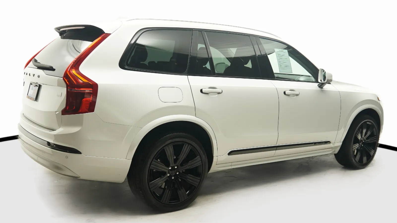 More photos of 2022 Volvo XC90 Recharge Plug-In Hybrid Inscription at Auto City, CA
