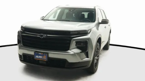 Gray 2024 Chevrolet Traverse FWD LT for sale in El Cajon, CA