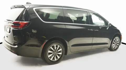 More photos of 2024 Chrysler Pacifica Hybrid Select at Auto City, CA