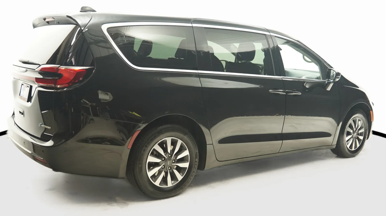 More photos of 2024 Chrysler Pacifica Hybrid Select at Auto City, CA