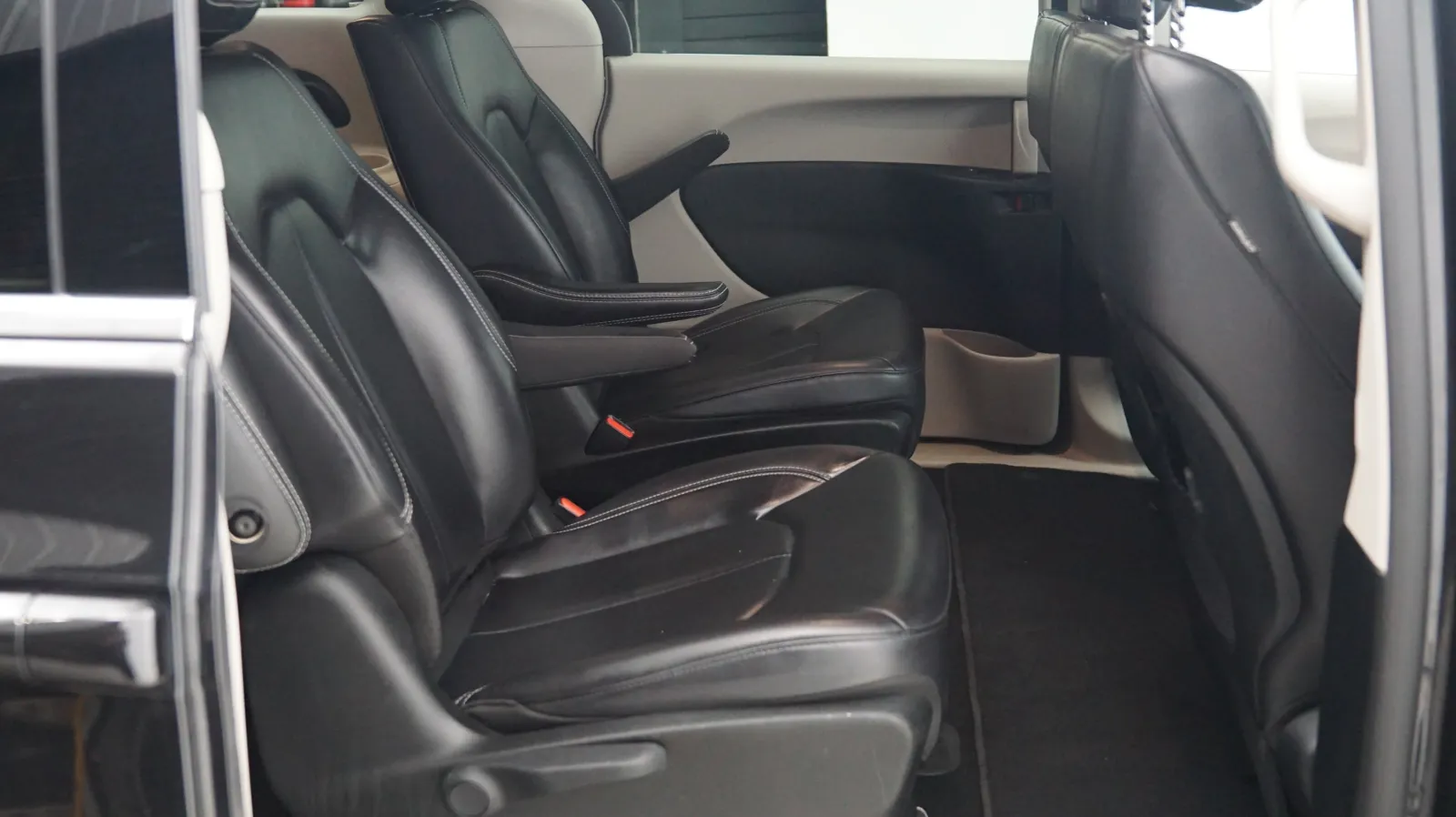 Chrysler Pacifica photo 11