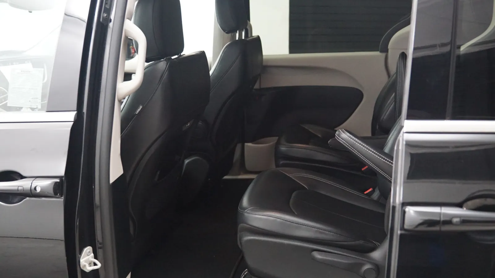 Chrysler Pacifica photo 12