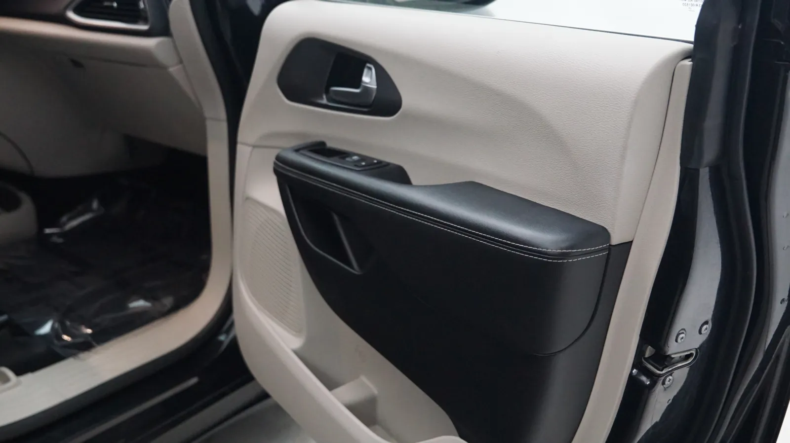 Chrysler Pacifica photo 14