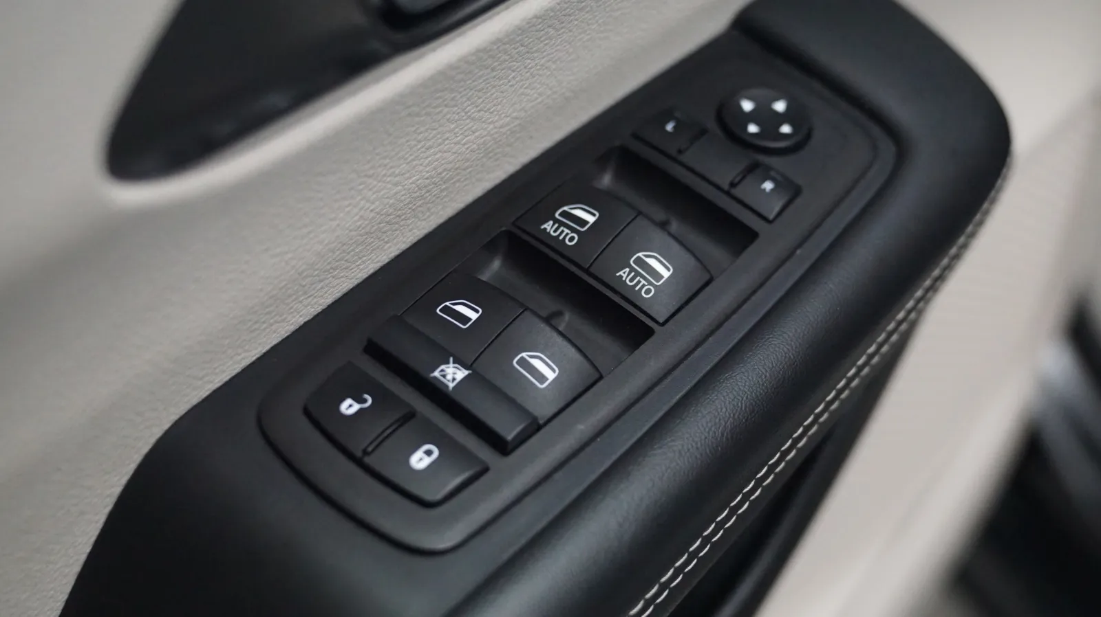 Chrysler Pacifica photo 16