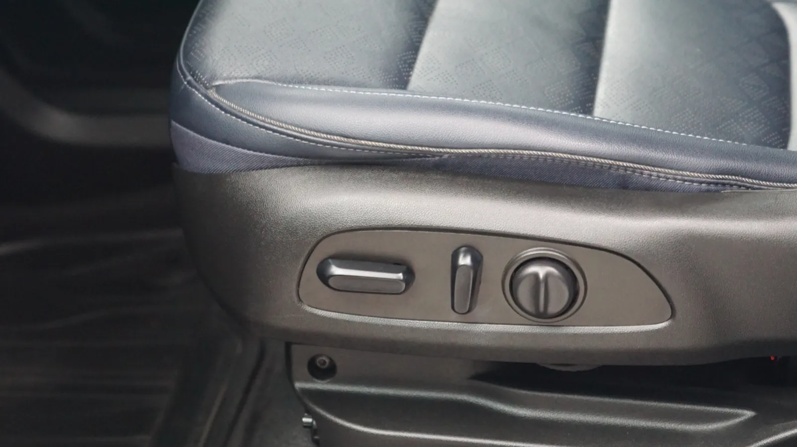 Chevrolet Bolt EUV photo 15
