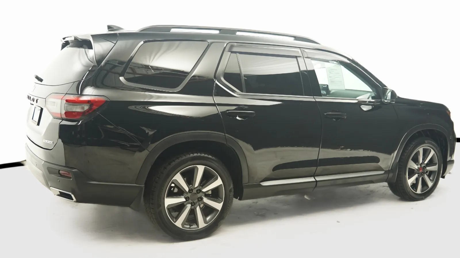 More photos of 2023 Honda Pilot Touring at Auto City, CA