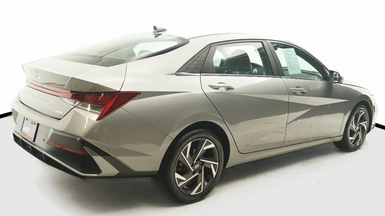 More photos of 2024 Hyundai Elantra Limited at Auto City, CA